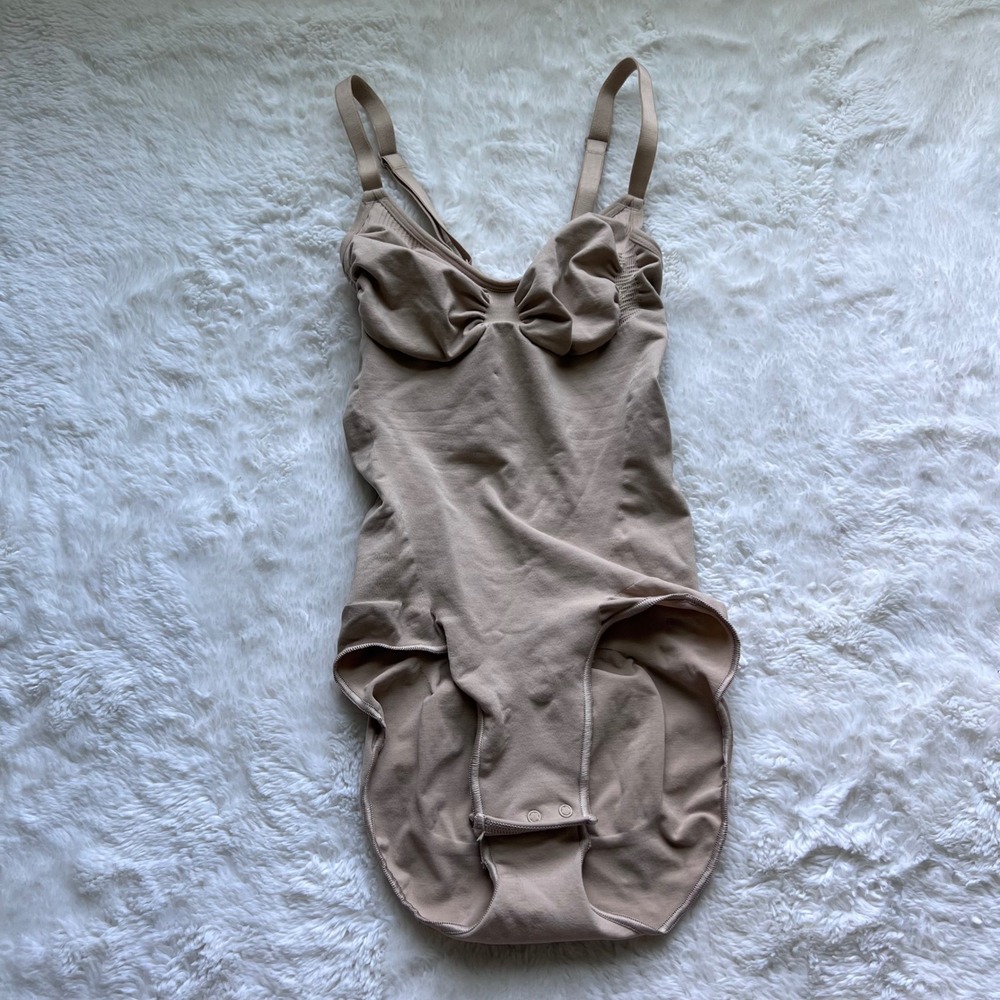 Skims Sculpting Bodysuit Mid Thigh Open Bust Sand Nude Shapewear Small NEW
